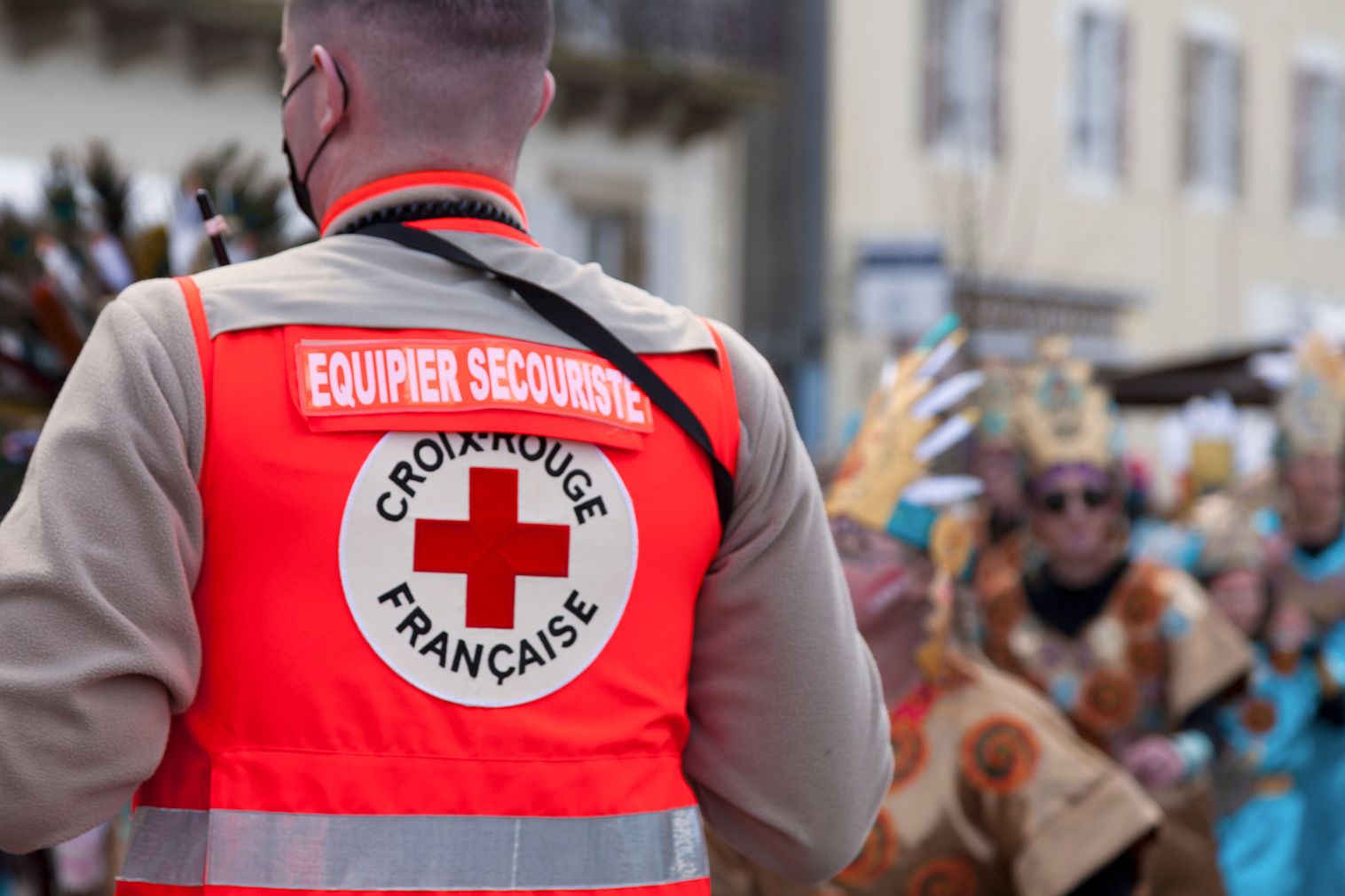 worker from the French red cross